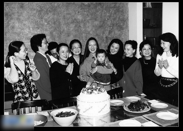 1994年11月25日,胡因梦诞下女儿胡洁生,成为未婚妈妈,而孩子的